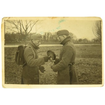 Kuva Wehrmacht -signaalista sotilaita, jotka tekevät työtä. Espenlaub militaria